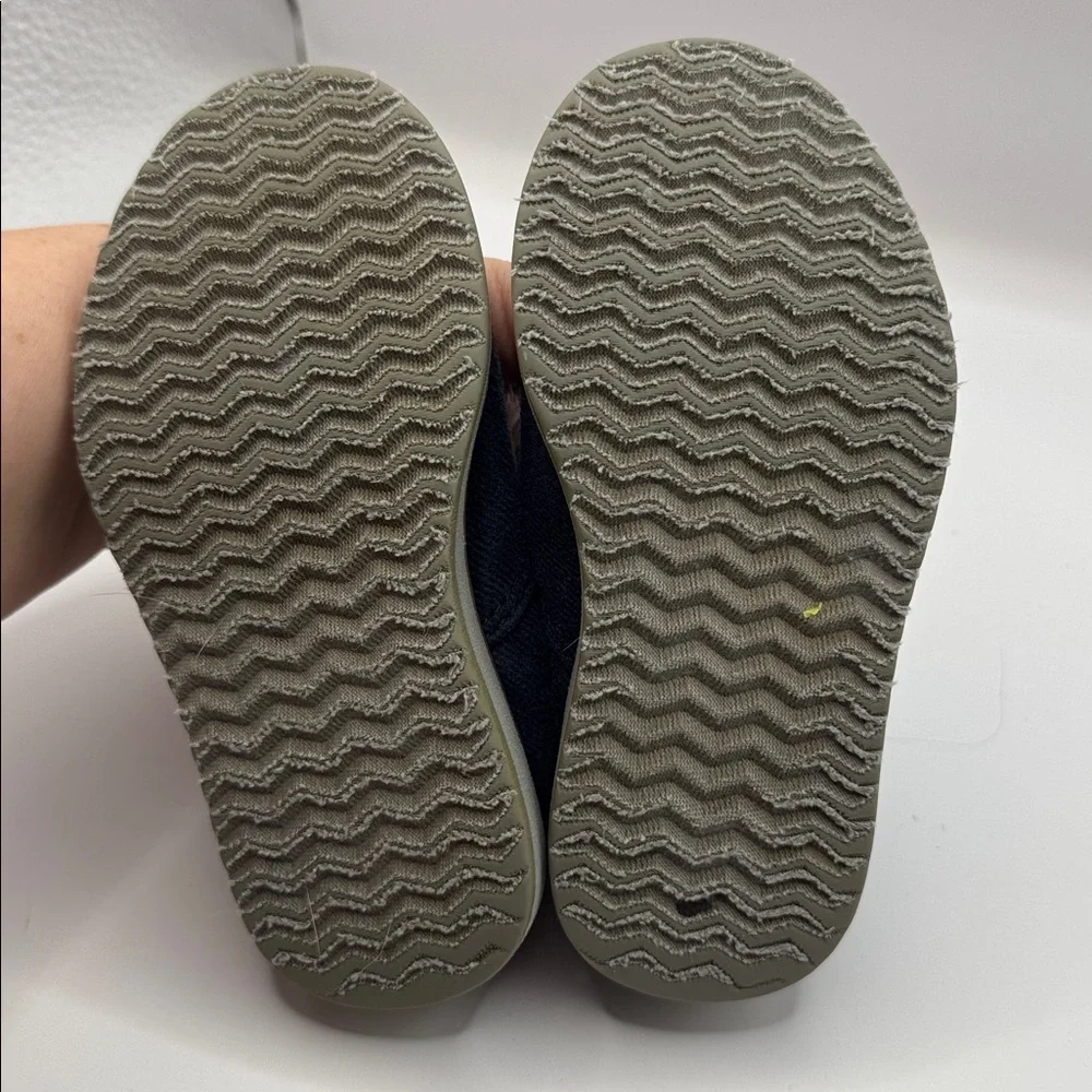 TOMS Tiny TOMS Navy Twill Brogue Sneakers Toddler Size 6 Slip-On Casual Shoes - Picture 13 of 13